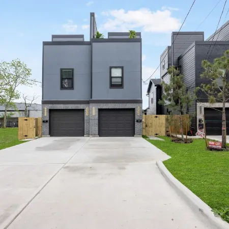 Contemporary-3 Bedroom-Rooftop in the Heart of Downtown Conroe