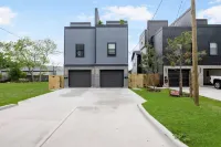 康羅市中心核心地段現代風格三卧室帶屋頂露台度假屋