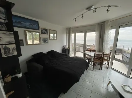 Cosy, bright waterfront apartment