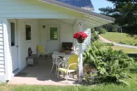 The Douglas Place - A Rustic Cabin on Armenia Mountain