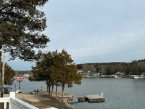 Cozy TINY HOUSE in a very quiet cove. 拉塞爾酒店