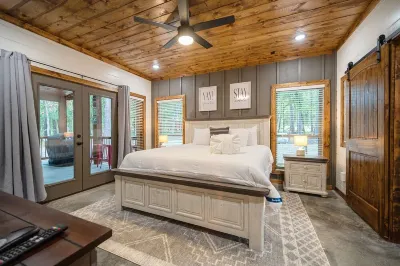 NEW!! Escape to Modern Luxury in Broken Bow, Oklahoma! Blissful Pines Sleeps 14!