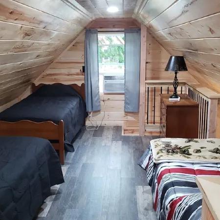 Moose Cabin: Charming 2-bedroom cabin with WiFi, AC in relaxing Sebec