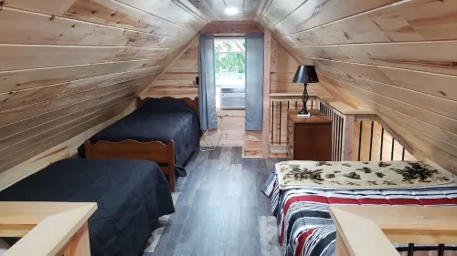 Moose Cabin: Charming 2-bedroom cabin with WiFi, AC in relaxing Sebec