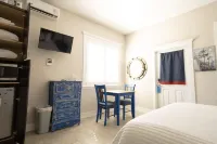 Key West Style Cottage - with pool/hot-tub