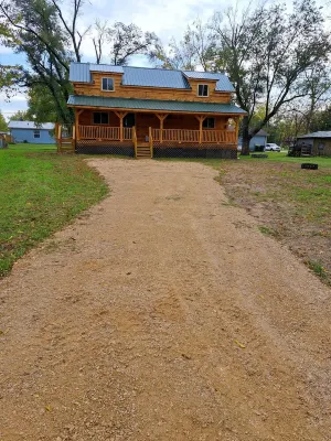 River Road Retreat Hotels near Whispering Winds Winery