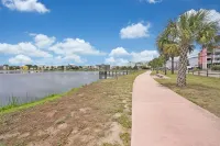 Ocean+Lake Views--Newly Renovated Condo