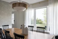 M22 Hemlock House-Renovated lakefront home