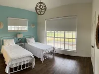 Modern farmhouse retreat between DFW and Houston. Hotel di County Freestone