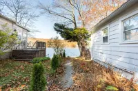 Lakefront Designer House in Pine Plains, NY. Hotels in Pine Plains