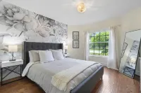 Jupiter's Beacon Villa. Less than 2 miles from the beach in the heart of Jupiter