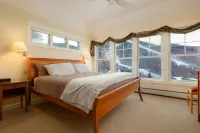 Ski-on Ski-Off w Private Hot Tub & Sauna!