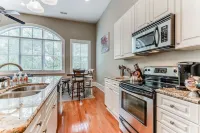 Comfy-Cozy-Walk to Forsyth Park-King Beds