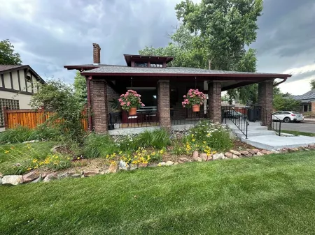 Charming Washington Park Bungalow Отели рядом с достопримечательностью «Денверский университет»