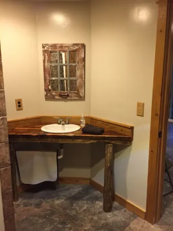 The Perfect 'Get Away' Beautifully Crafted Log Cabin On Private Reservoir