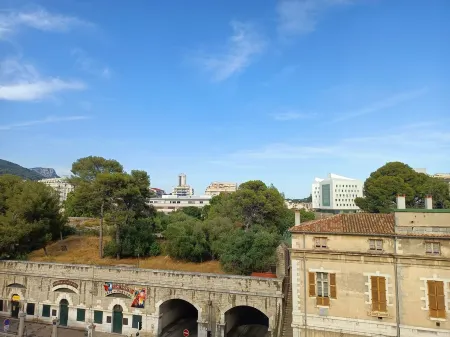 Rooftop Artistes Centre Historique Отели рядом с достопримечательностью «National Navy Museum of Toulon»
