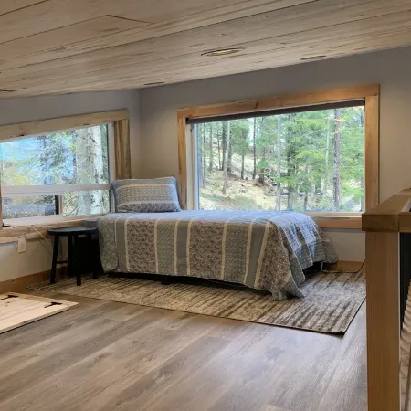 Relax & Unwind: Hot Tub, Hiking Trails, 3 Minutes to Village!
