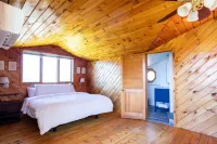 3-bdrm Huxley Farmhouse. Formerly Armstrong Farm. Great for skiing and hiking.