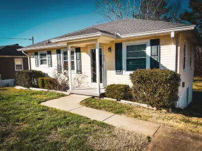 Christmas is Coming! / 29 Miles to Nash, 1 Mile Downtown Gallatin Hotels near S. Matthew Rose, M.D.