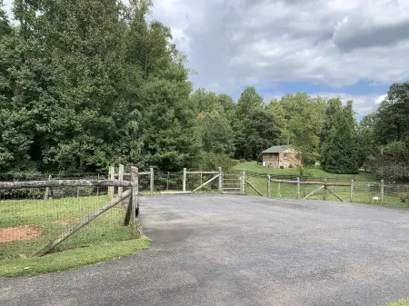 Holly Hill Farm House, Only 6 Miles from Downtown Mount Airy, NC, Sleeps 4