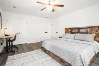 Ruth's Cottage at Addis Acres/Newly Renovated/Firepit/Private Pond/2BR/2BA/Deck Hotels in Spalding County