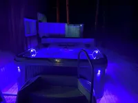 Modern Rustic Retreat- King bed, hot tub, wineries, waterfalls, hiking, Cornell