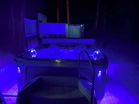 Modern Rustic Retreat- King bed, hot tub, wineries, waterfalls, hiking, Cornell