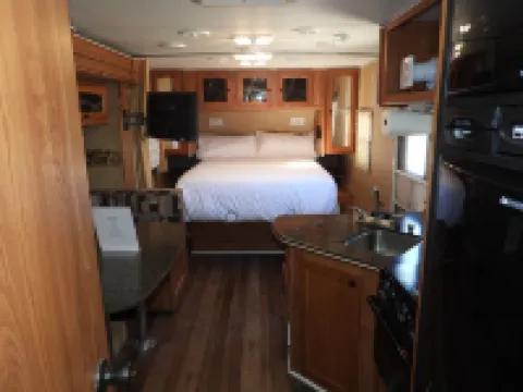 Cozy Camper/RV: Hot tub available