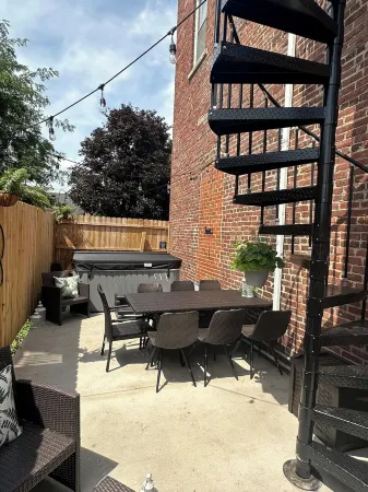 The Courthouse Loft - History with a hot tub!