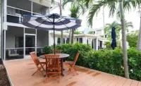 Waterfront condo, 1 block to the beach!