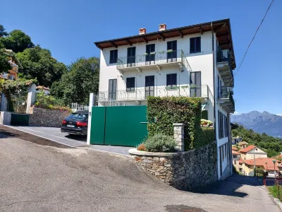 A window 4 overlooking Lake Maggiore!