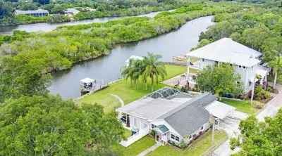 Palms Paradise. Heated Pool. Waterfront. Near Space Coast Beaches. Hotels near Goode Park