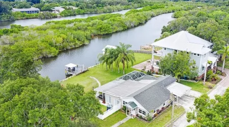 Palms Paradise. Heated Pool. Waterfront. Near Space Coast Beaches.