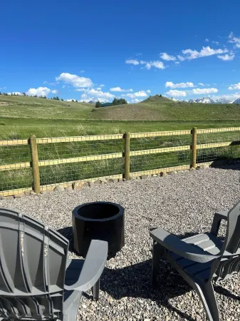 NEW Farm Stay Cabin close to Livingston, Yellowstone, Bozeman, fishing, hiking