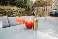 Luxury Cottage with hot tub -3 min walk to the beach