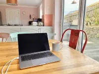 Luxury Cottage with hot tub -3 min walk to the beach