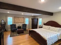 Ushmila's Nest- private entrance, bedroom & bathroom