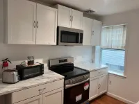 Cozy Modern 3-bedroom / 2 Bath apartment in downtown Dover with AC, WiFi