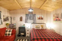 Unique Tiny House with Queen Bed and Hot Tub in country setting. Hotel a Nolan County
