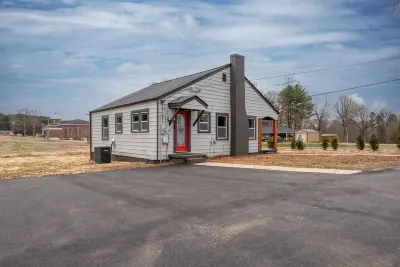 Brand New & High Quality Reno w/ Great Location
