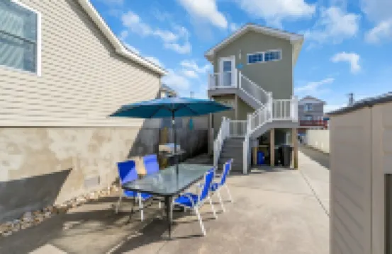 Walk To Beach, Parking for 3 cars, Towels + Linens Included, 4 beach badges