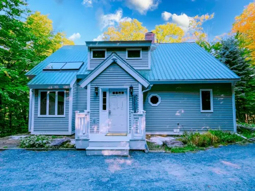 Secluded Mountain Retreat: 5 Mins to Stratton Skiing, Sauna, Firepit, Views