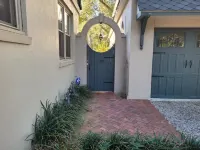 Stunning Charleston Garden & Private Koi Pond - บ้านพักหลังเล็ก