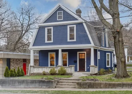 Carillon Cottage - Modern Comfort & Vintage Design