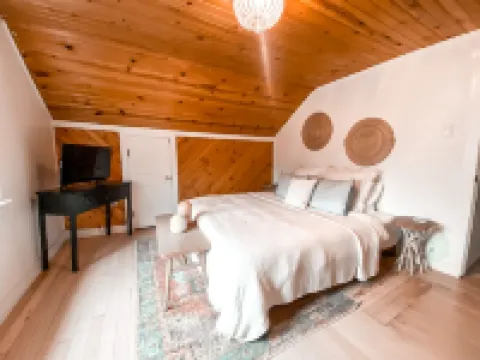 Modern 4 bed Lake House Steps from Browns Lake w. Arcade Room + Private Beach