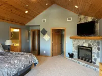 Lakefront Penthouse Retreat: Stunning Views, Bar, Golf & Fun on Castle Rock Lake