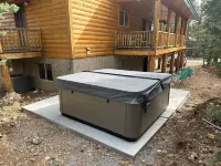 Gorgeous Chalet Cabin w/NEW HOT TUB near National Parks and loaded w'/Amenities!