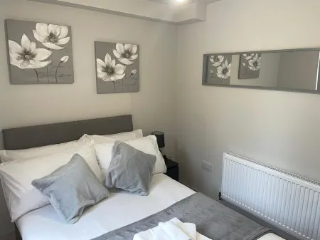 Raynes Park Luxury Apartment