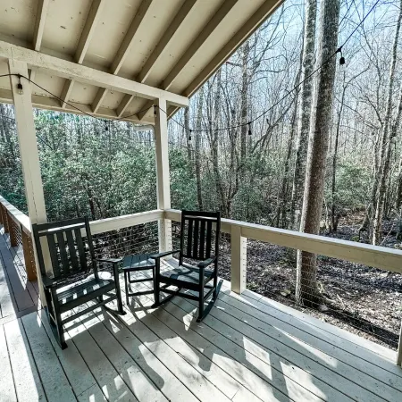 - NEWLY RENOVATED - cabin in gated, mountain community ~ sleeps 6 ~ wifi