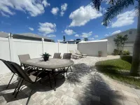 Beautifully Remodeled Apartment in Central Sarasota -5 Miles to Siesta Key!